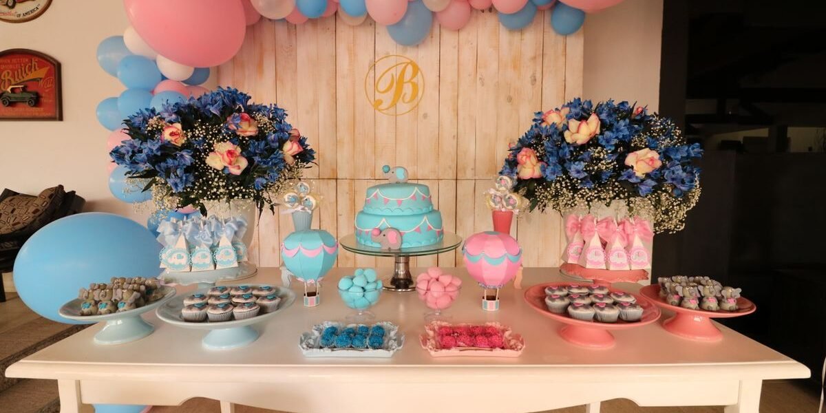 babyshower spelletjes en activiteiten op een feestelijk gedekte tafel met ballonnen