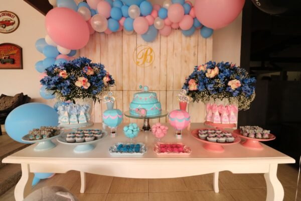 babyshower spelletjes en activiteiten op een feestelijk gedekte tafel met ballonnen