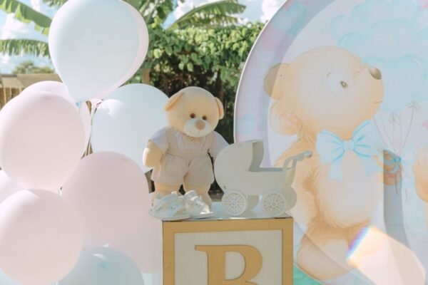 Babyshower decoratie met ballonnen en teddybeer bij een babyshower uitnodiging