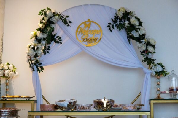 babyshower versiering met bloemenboog en welkomstbord