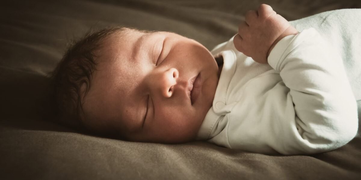 wanneer slaapt baby door - slapende baby