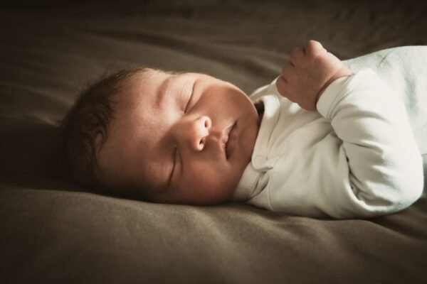 wanneer slaapt baby door - slapende baby
