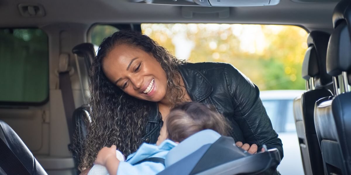 Autostoel met isofix vastgeklikt op de achterbank van een auto
