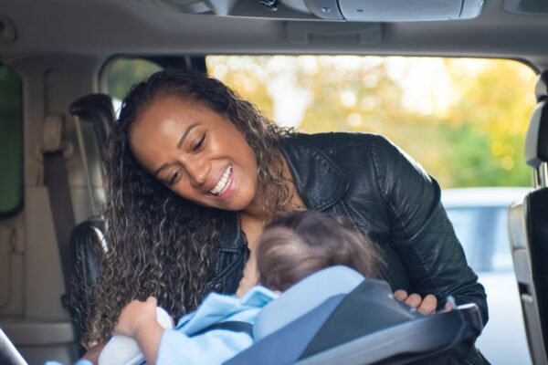 Autostoel met isofix vastgeklikt op de achterbank van een auto