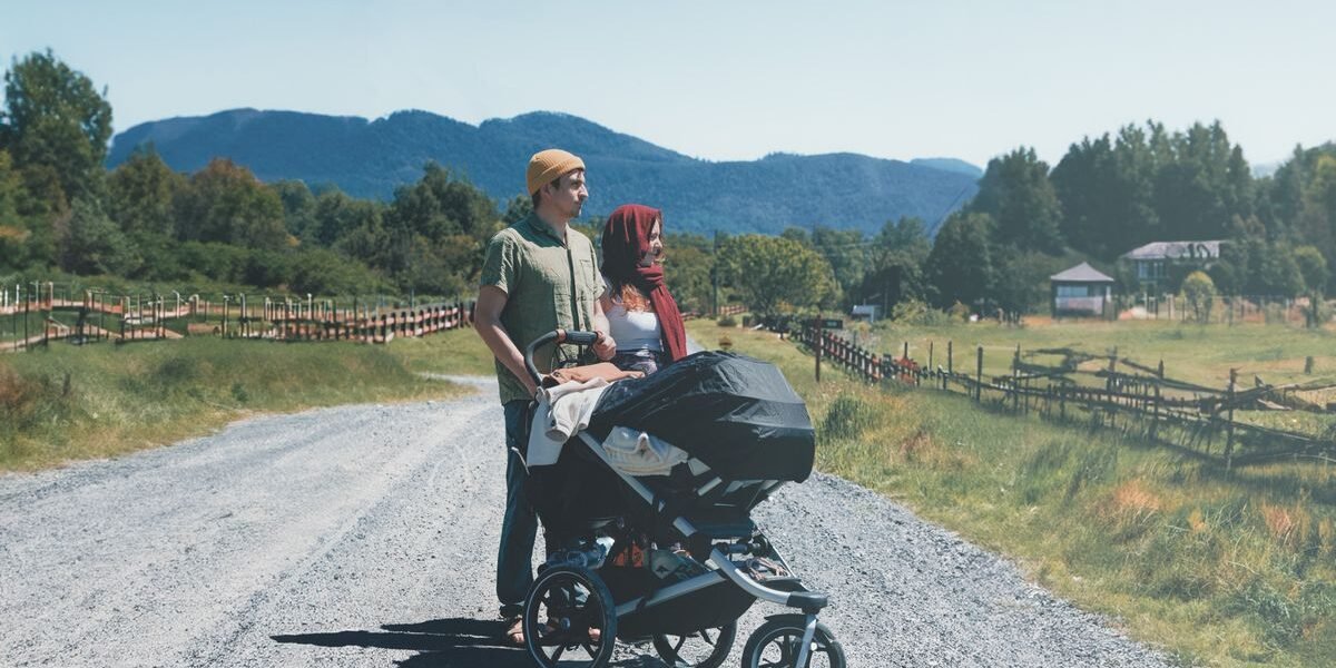 Kinderwagen met grote wielen op een bospad in Belgie
