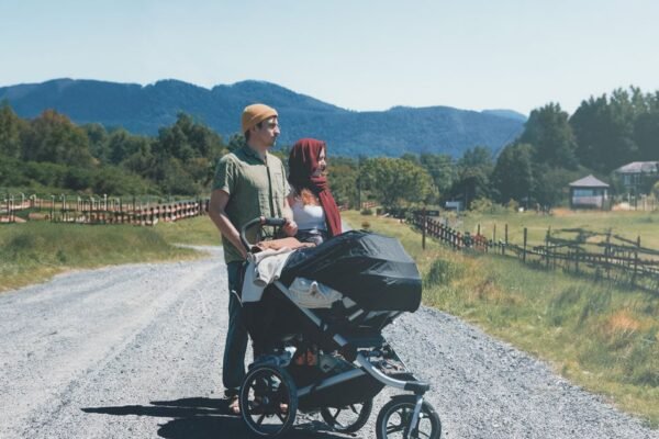 Kinderwagen met grote wielen op een bospad in Belgie