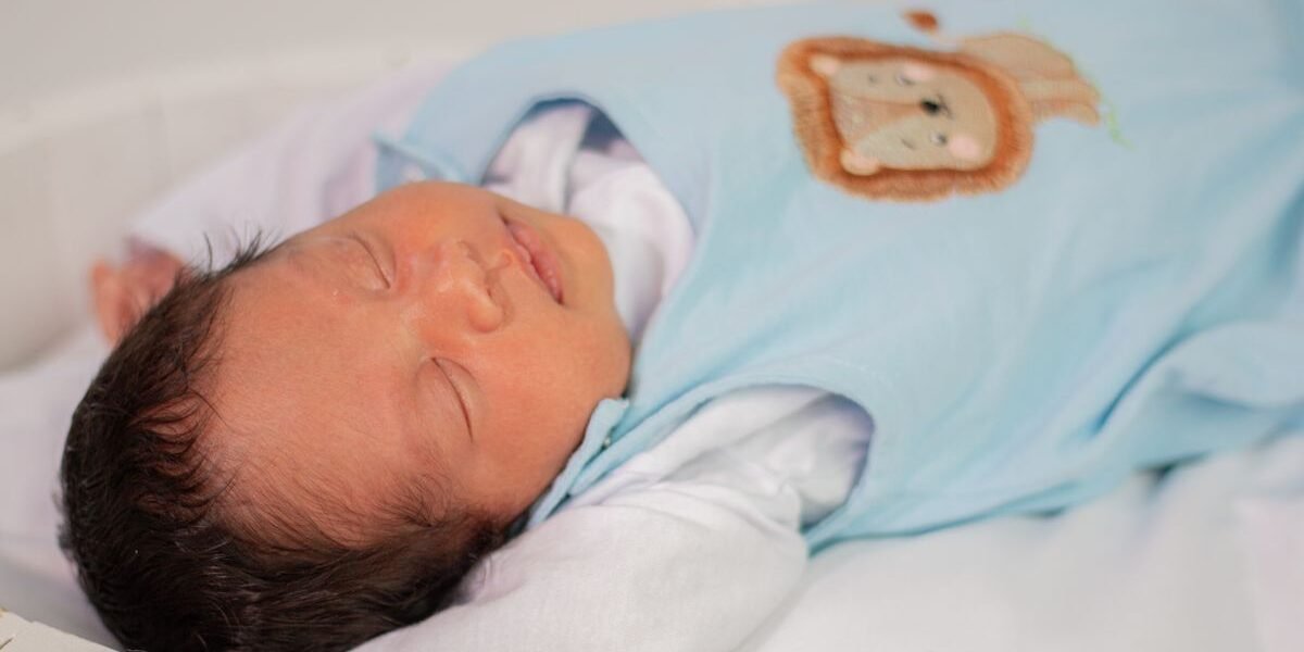 veilig slapen baby op de rug in bedje