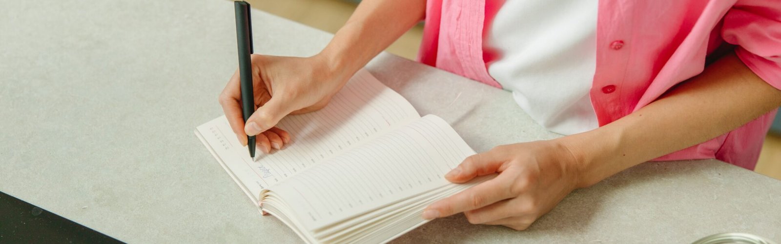 Ouders vinken hun baby uitzetlijst af op telefoon en papier