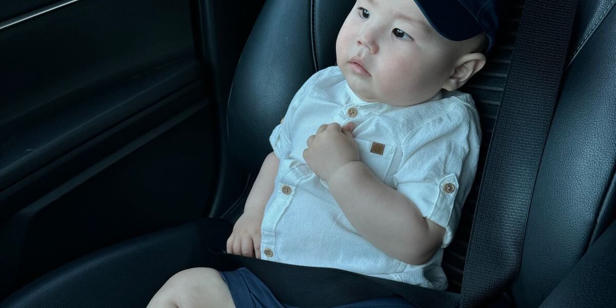 Peuter veilig vastgezet in een autostoel in de auto