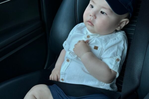 Peuter veilig vastgezet in een autostoel in de auto