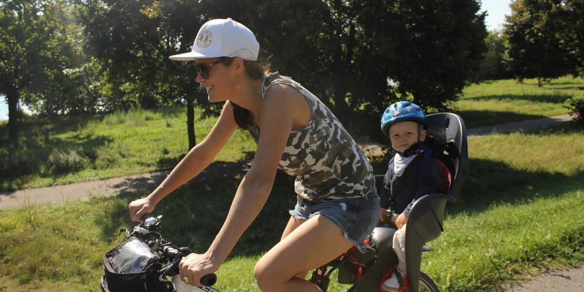 fietsstoeltje achter met kind in het zitje op de fiets