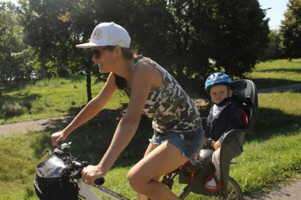 fietsstoeltje achter met kind in het zitje op de fiets