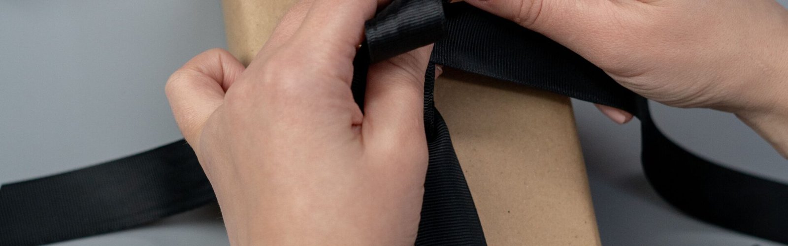 Ingepakt geboortelijst cadeau met lint en kaartje voor kraambezoek