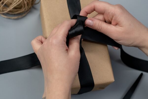 Ingepakt geboortelijst cadeau met lint en kaartje voor kraambezoek