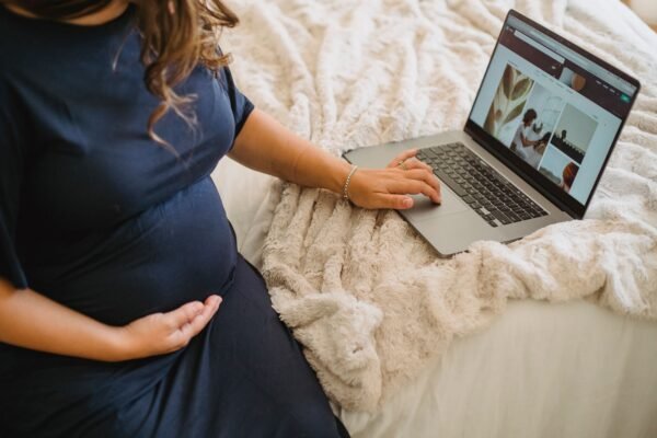 Ouders stellen op een laptop een geboortelijst samen uit verschillende webshops