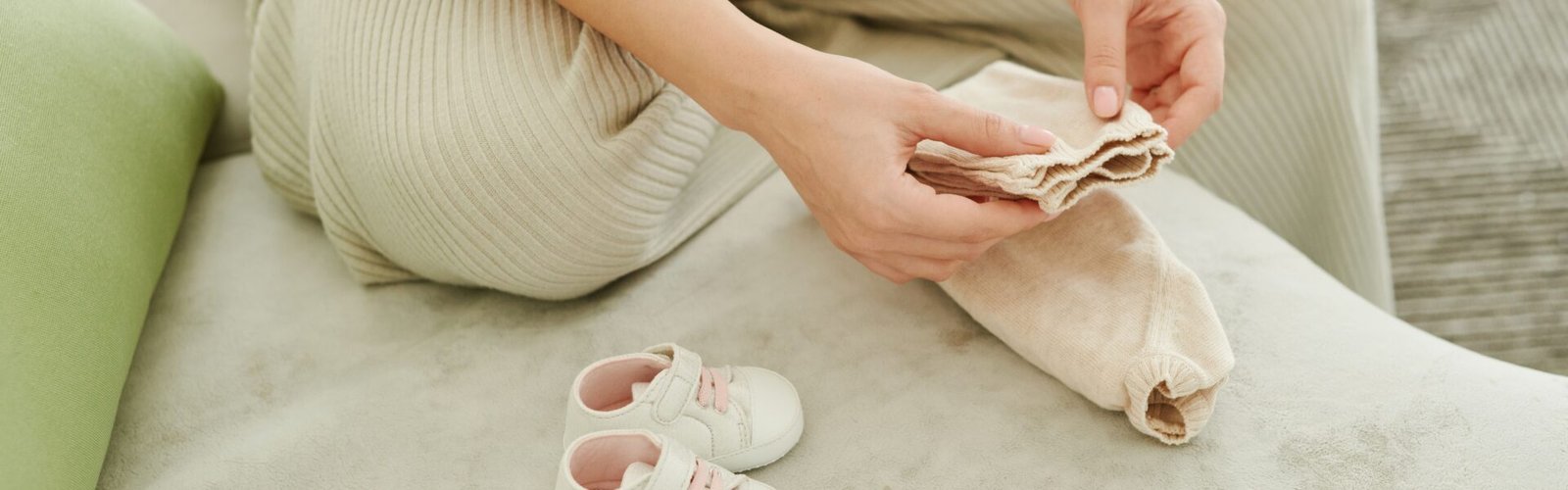 Gratis babypakket met luiers en verzorgingsstalen op een tafel