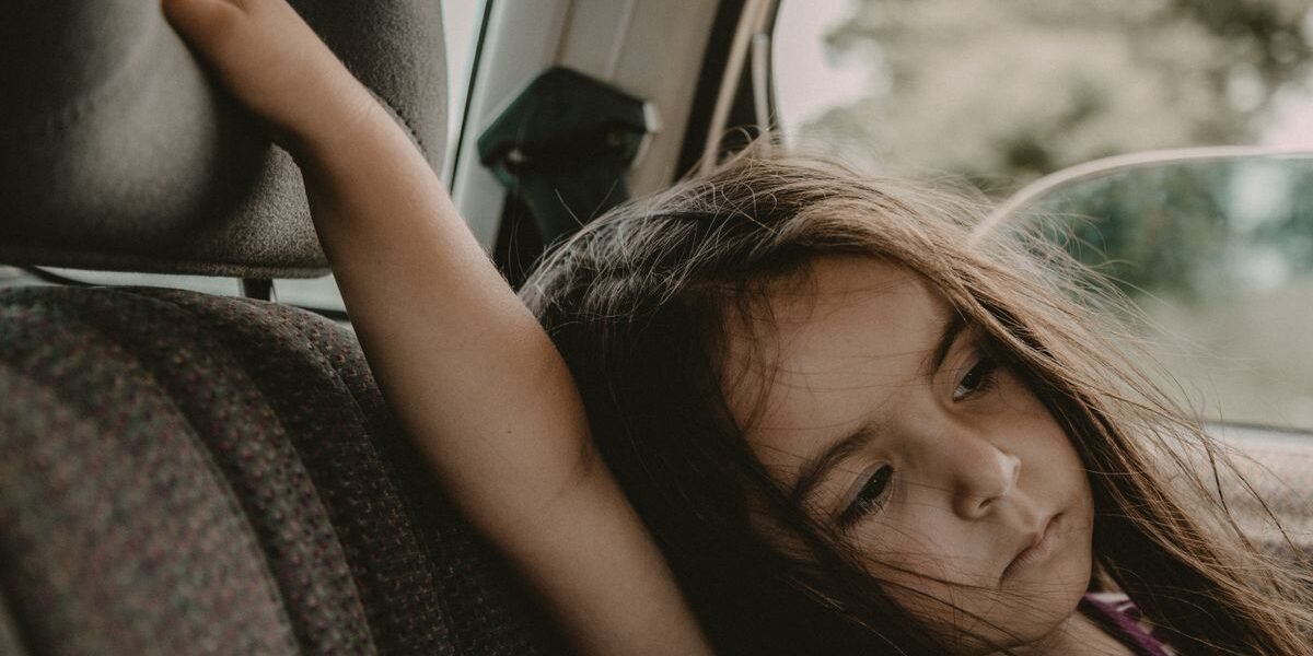 Meisje in de auto, thema kinderzitje tot 1,35 meter