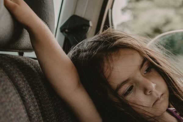 Meisje in de auto, thema kinderzitje tot 1,35 meter