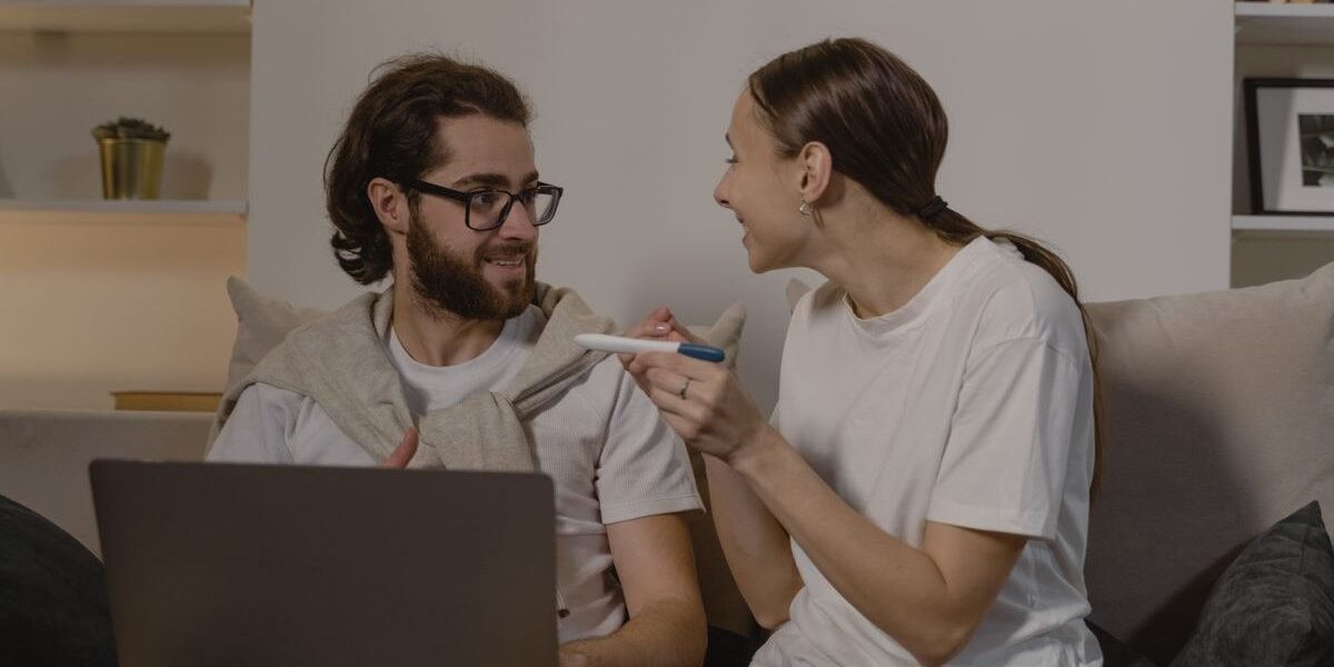 Aanstaande ouders maken een geboortelijst