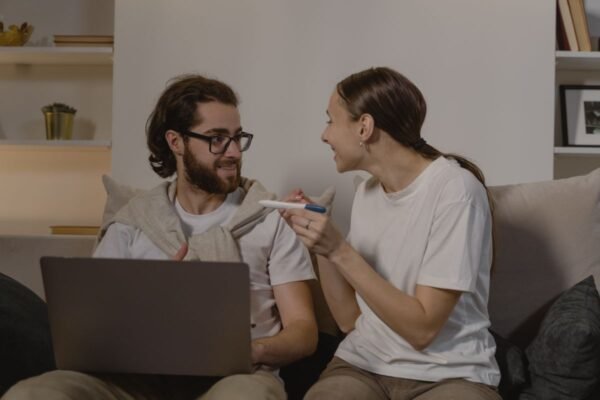 Aanstaande ouders maken een geboortelijst