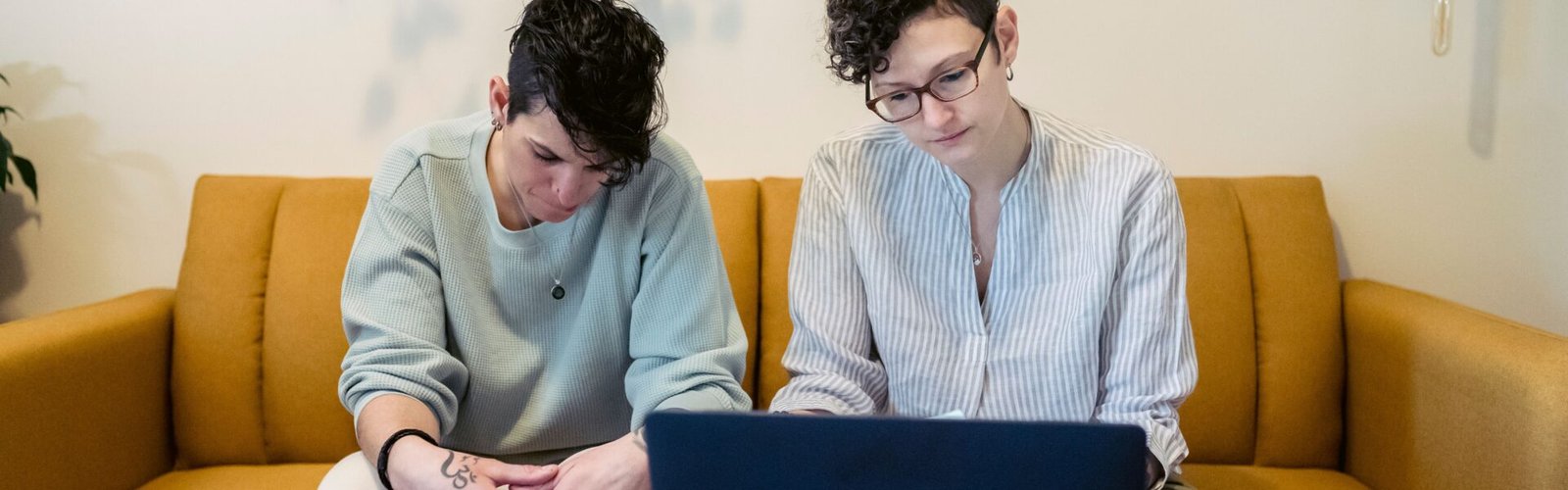 Ouders maken online een verlanglijstje op hun laptop aan de keukentafel