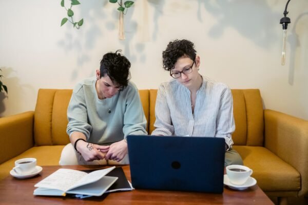 Ouders maken online een verlanglijstje op hun laptop aan de keukentafel