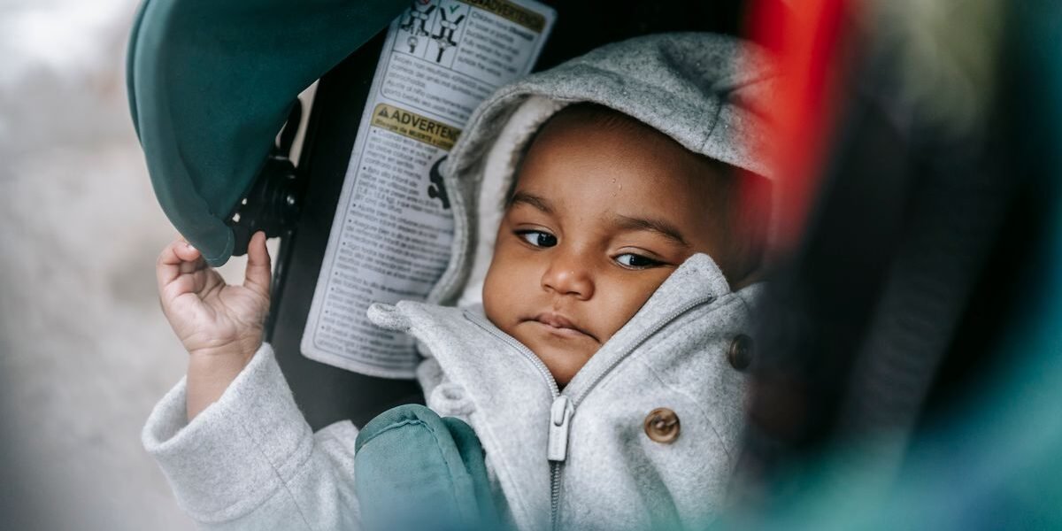 Baby warm ingeduffeld in de wandelwagen tijdens koud weer
