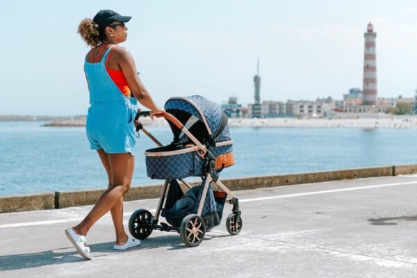 Wandelwagen met grote wielen op het strand bij zee