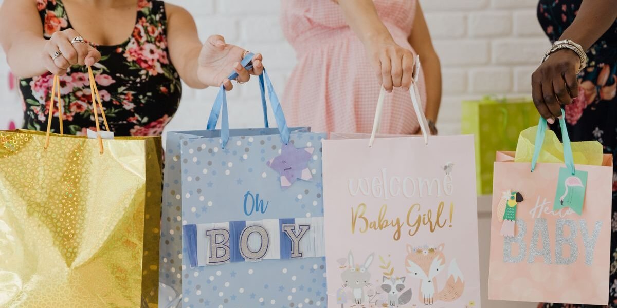 Ingepakte baby cadeaus met knuffel en badcape op een tafel