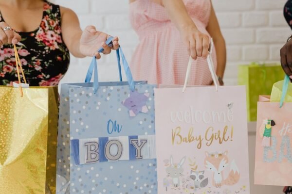 Ingepakte baby cadeaus met knuffel en badcape op een tafel