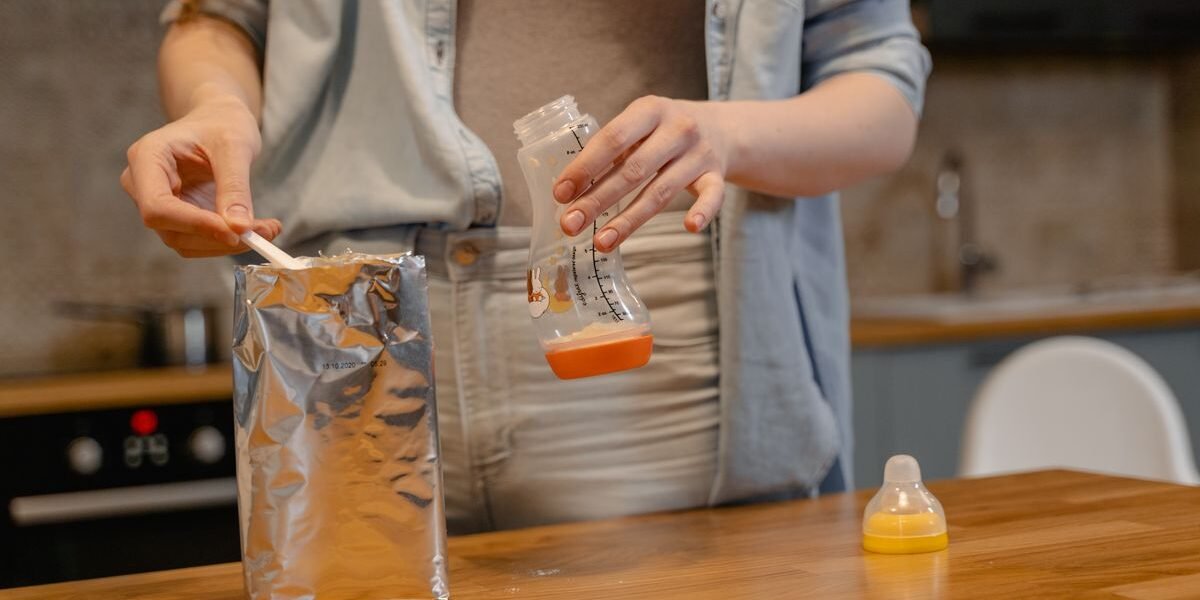 Flesvoedingsapparaat en babyfoon op aanrecht van jonge ouders