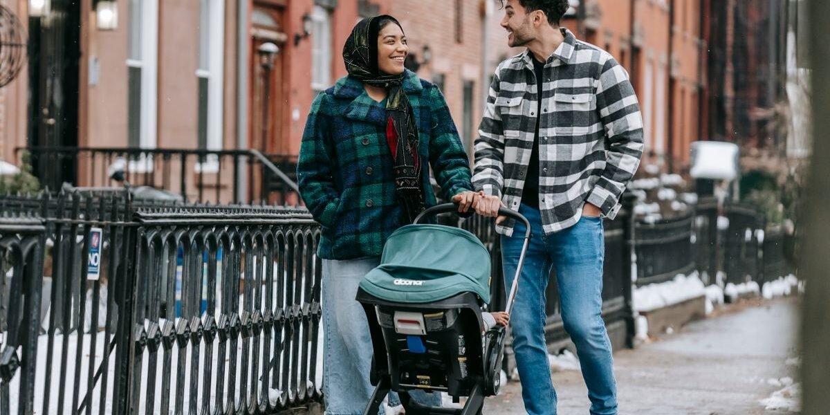 Ouders vergelijken kinderwagens in de showroom van een grote babywinkel