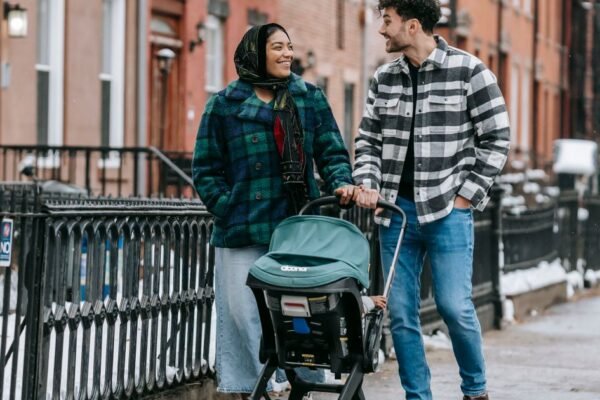 Ouders vergelijken kinderwagens in de showroom van een grote babywinkel