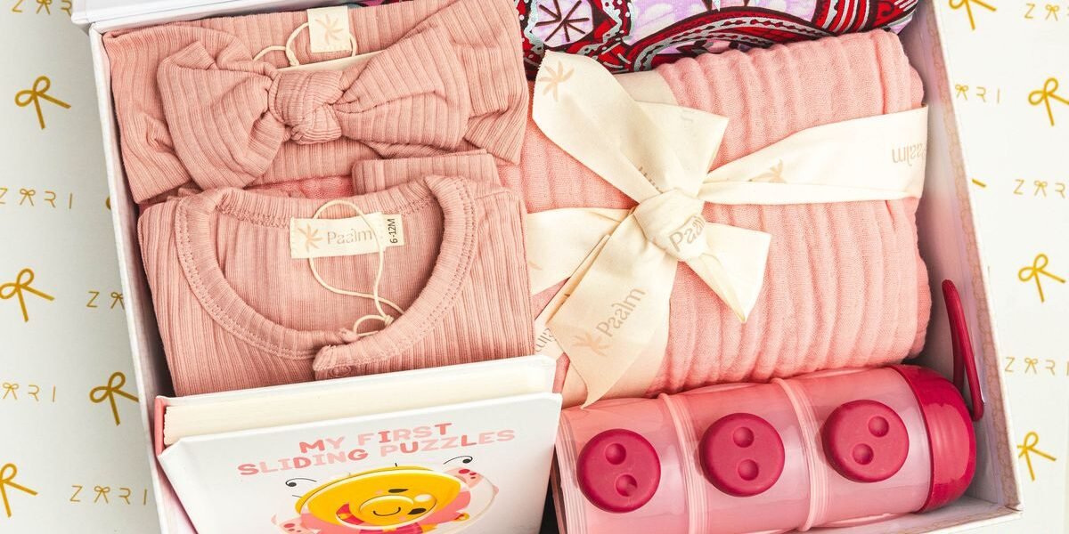 Kraamcadeau met hydrofiele doeken, badcape en slaapzak als baby musthaves