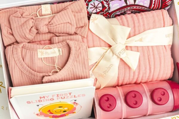 Kraamcadeau met hydrofiele doeken, badcape en slaapzak als baby musthaves