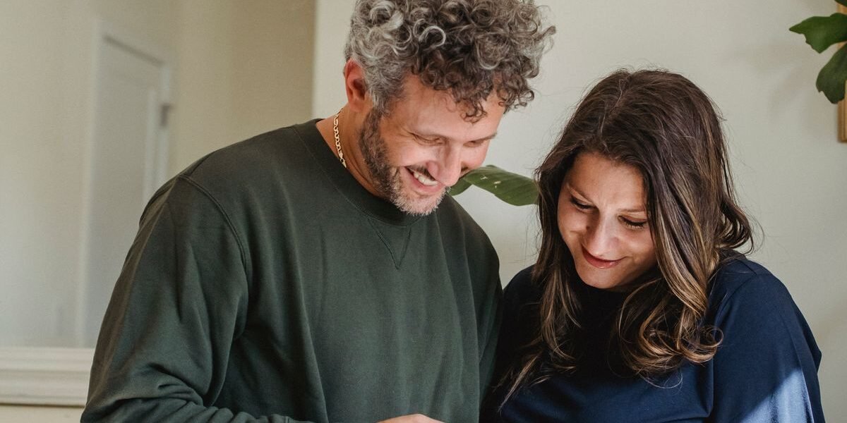Zwanger koppel kiest babyspullen in een babywinkel