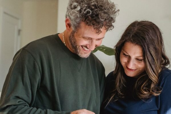 Zwanger koppel kiest babyspullen in een babywinkel
