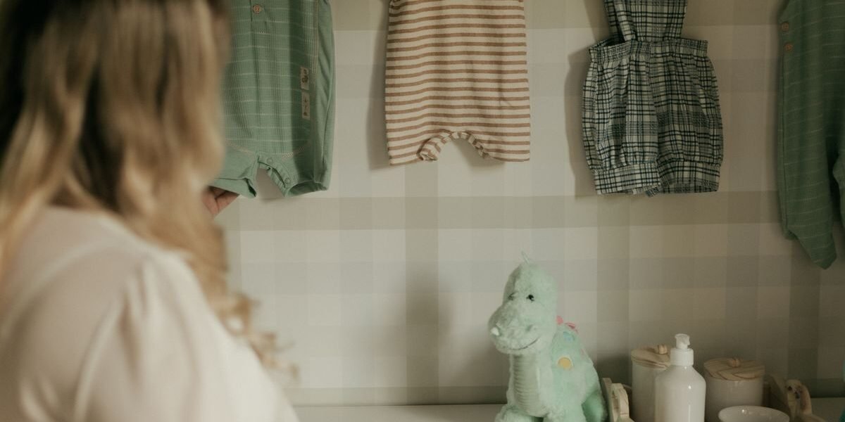 Complete baby uitzet uitgestald op commode in babykamer