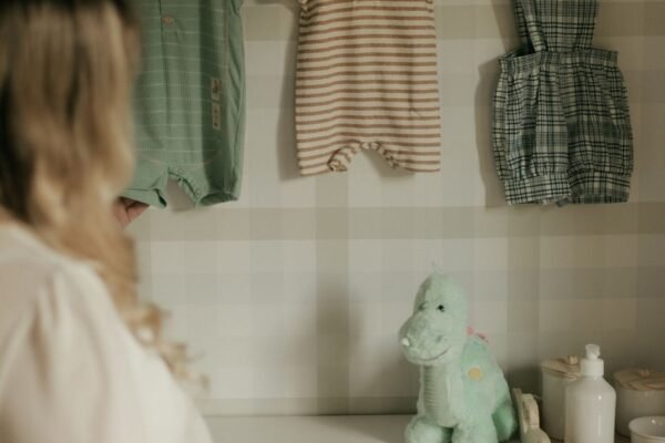 Complete baby uitzet uitgestald op commode in babykamer