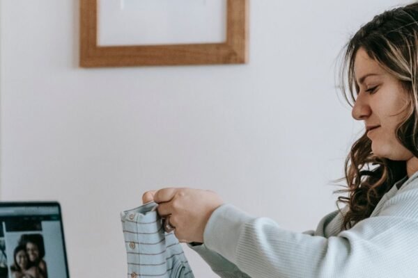 Baby uitzetlijst HEMA met rompers en hydrofiele doeken op een tafel