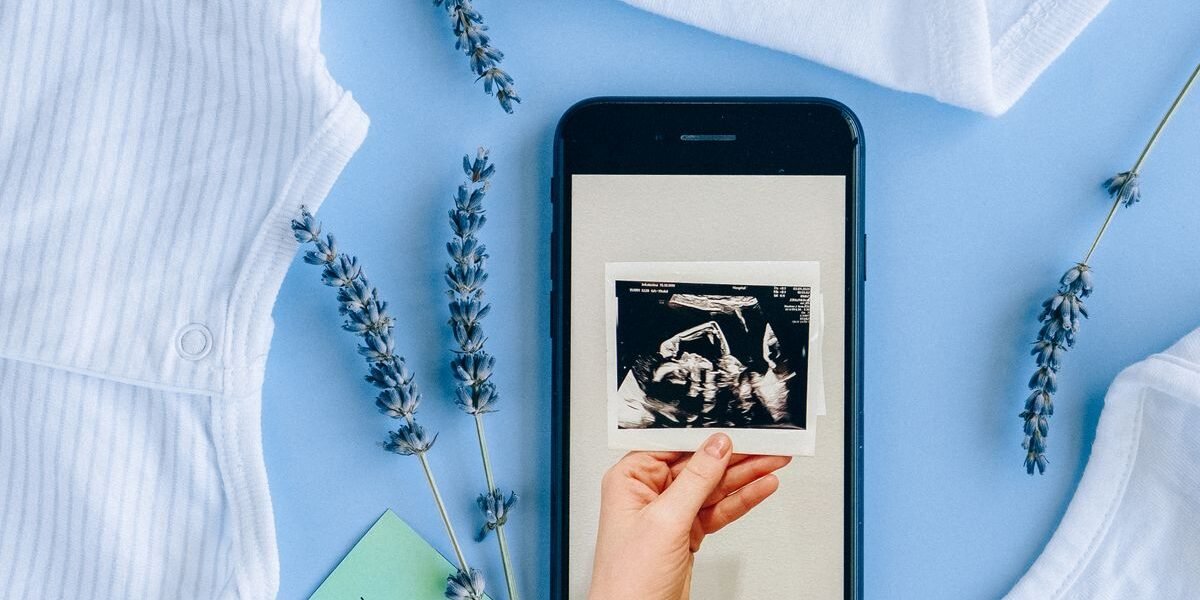 Baby uitzetlijst pdf geprint naast laptop met online lijst