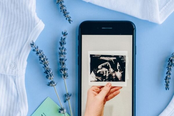 Baby uitzetlijst pdf geprint naast laptop met online lijst
