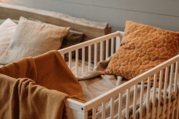 Babybed op een geboortelijst: ledikant met matras en hoeslaken in babykamer