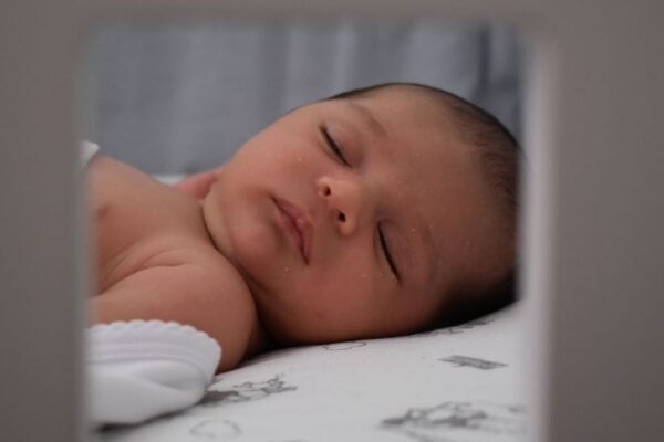 Babyfoon met camera en app op smartphone naast babybed