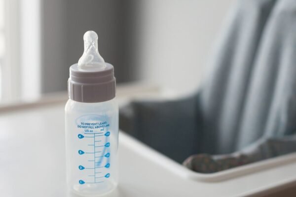 Babyflessen, spenen en sterilisator klaargezet voor flesvoeding op de geboortelijst