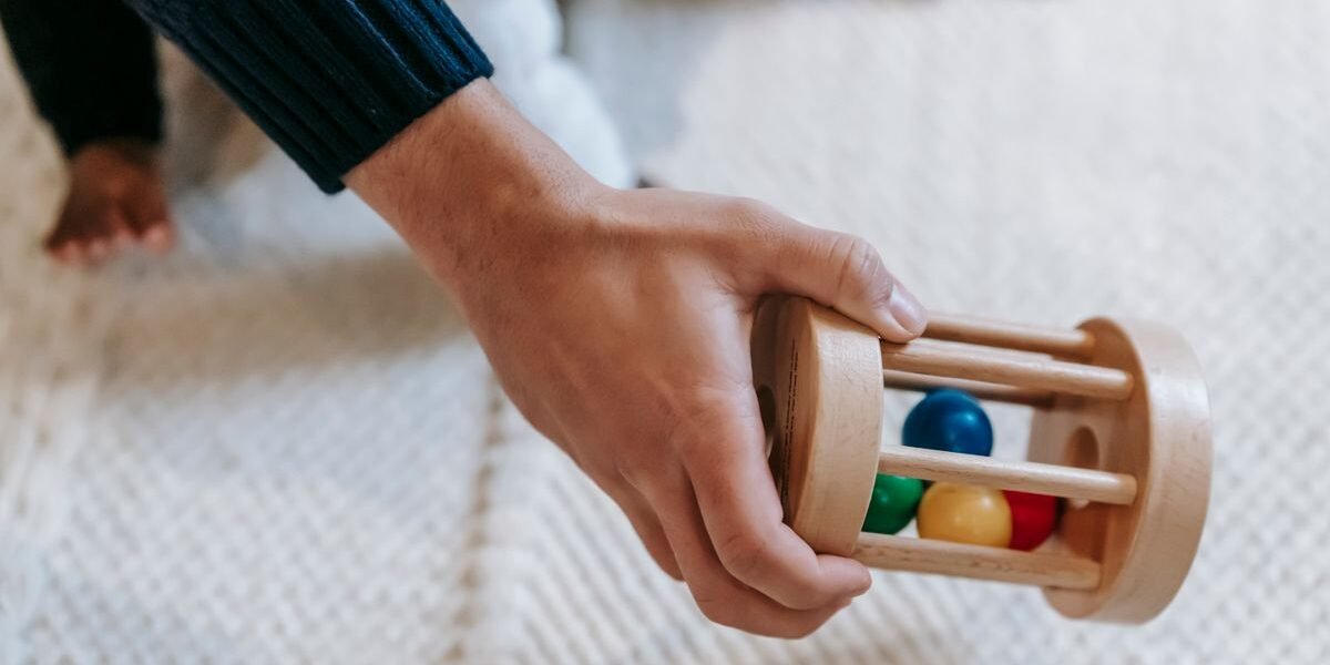 Houten speelgoed en boxpakje als geboortecadeau voor een jongen