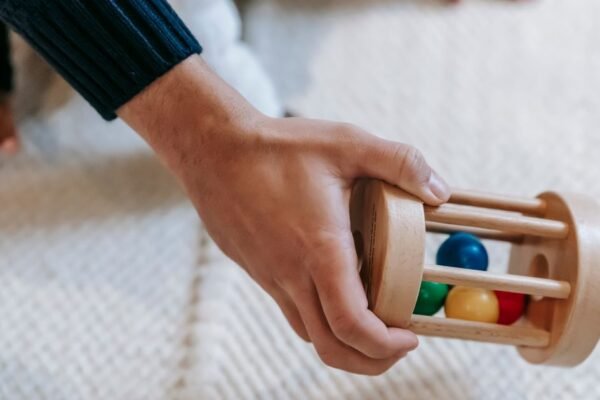 Houten speelgoed en boxpakje als geboortecadeau voor een jongen