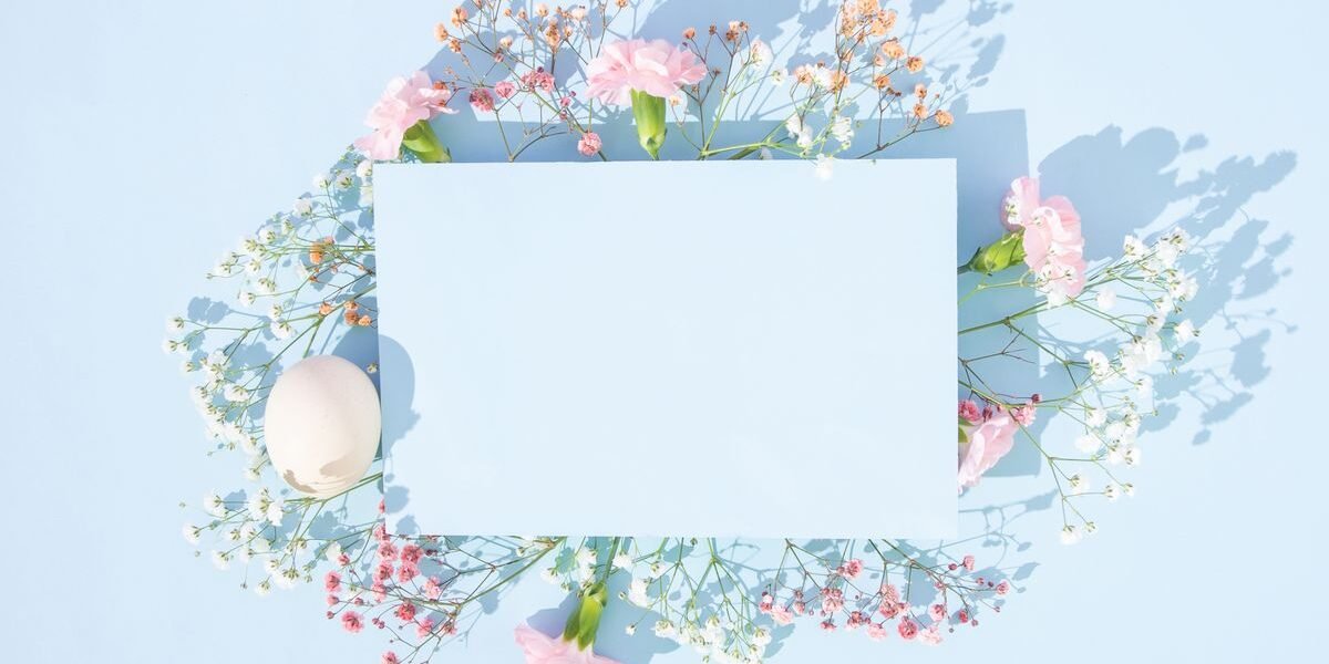 Felicitatiekaartje met roze bloemen naast een geboortekaartje van een meisje