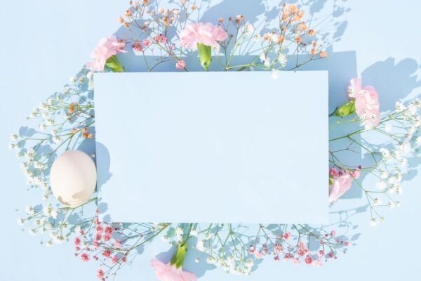 Felicitatiekaartje met roze bloemen naast een geboortekaartje van een meisje