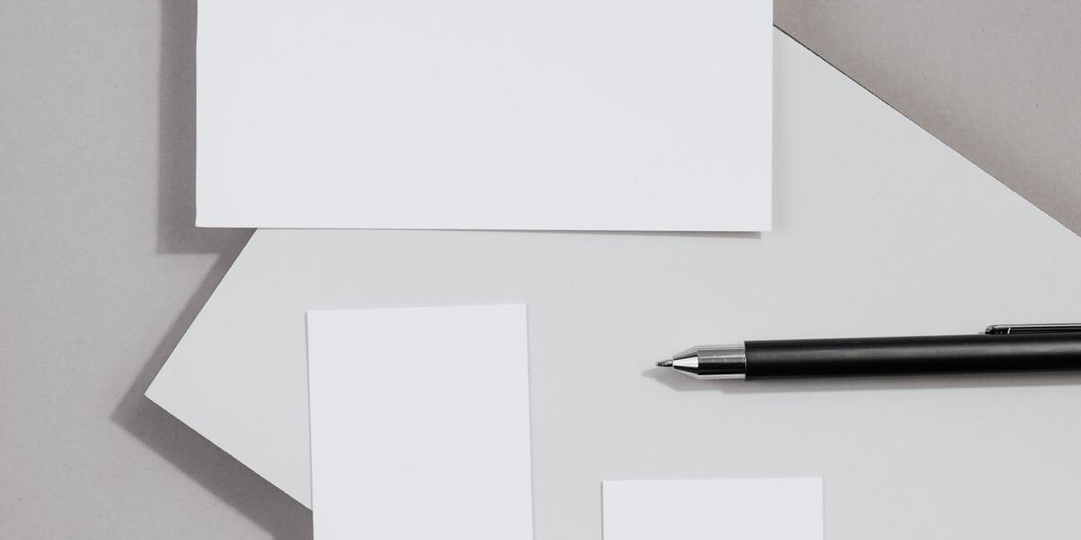 Minimalistisch geboortekaartje met grote naam op dik wit papier